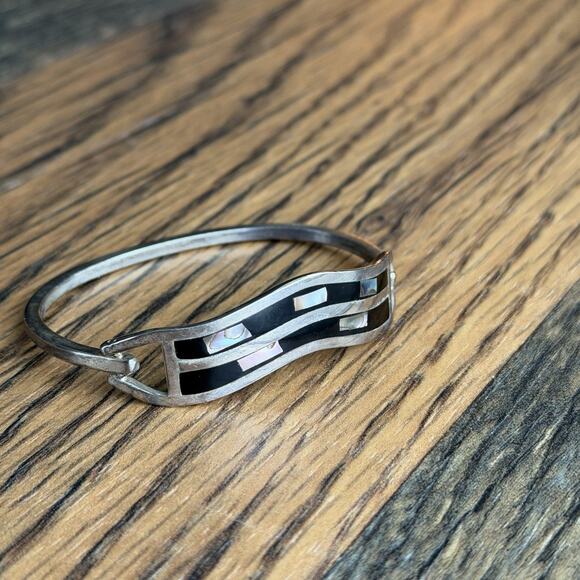 Vintage Mexico Alpaca Black Inlay Abalone Hinged Bangle Bracelet Signed Wavy - Picture 2 of 5